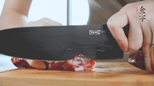 食材統(tǒng)統(tǒng)切成片，待用。