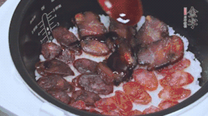 關(guān)上蓋子繼續(xù)燜煮20分鐘淋上醬汁。