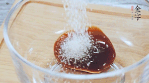 合上蓋子，啟動電源煮飯。期間混合好調(diào)味汁。