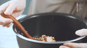 揭開鍋蓋，放上青菜，荷包蛋，就可以吃了。