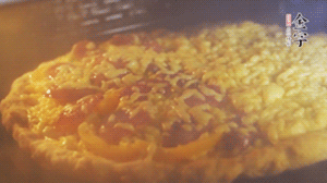 準(zhǔn)備好披薩餅皮，烤盤(pán)刷油后入烤箱預(yù)熱10分鐘，放上面餅后180度烤10分鐘。（現(xiàn)成買(mǎi)的披薩皮，就忽略此步驟）