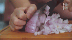 2.半個(gè)青椒、半個(gè)黃椒切圈、一個(gè)洋蔥切丁、三個(gè)白蘑菇切片備用。