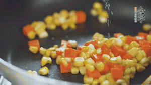 胡蘿卜、玉米洗凈后，處理成粒，加鹽簡(jiǎn)單炒制。