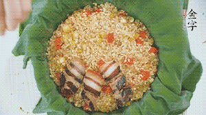 擺上金字醬肉，妥帖包裹好上鍋蒸。