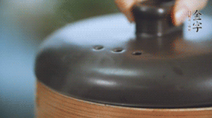 水開(kāi)后轉(zhuǎn)中火蒸50-60分鐘。