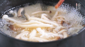 依次放火腿、豆腐，加水大火燒開，小火燉煮20分鐘，出鍋前撒上蔥花即可。