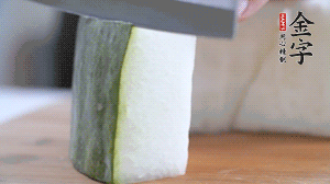 冬瓜去瓤去皮，切小塊。