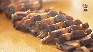 金字醬肉切片。