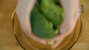 西蘭花洗凈，切成小塊汆燙，切碎。