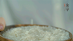 大米、糯米混合上電飯鍋蒸熟。