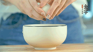 雞蛋液打散，可以加點(diǎn)鹽和黃酒，邊煎邊用筷子攪拌。