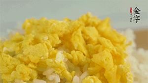 將雞蛋碎、西蘭花碎和放涼的米飯混合，用少許鹽、橄欖油調(diào)味。