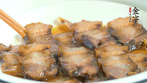 鋪上一片醬肉，撒點(diǎn)芝麻即可。