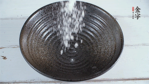 面粉加適量清水，攪拌成糊狀。