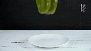 雞蛋打散，加青椒粒、蔥花攪拌。