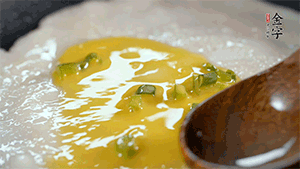 將雞蛋液鋪到面餅上，放上香腸。