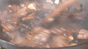 熱油下鍋，爆香蒜片。放入醬肉翻炒片刻后,下豌豆尖均勻翻炒。