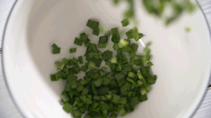 韭菜洗凈，切粒。