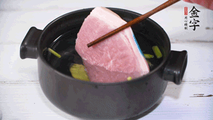 整塊豬肉，加蔥、姜片、料酒焯水。