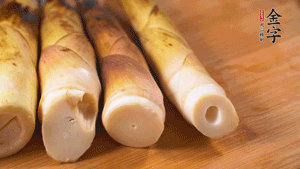 春筍剝?nèi)ネ鈿?，切成滾刀塊。