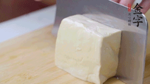 老豆腐切片，浸水備用。