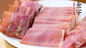 擺盤(pán)后鋪上老豆腐，淋點(diǎn)料酒，灑點(diǎn)白糖上鍋蒸20分鐘。