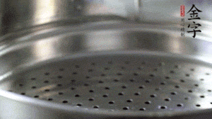 出鍋后，倒扣臘味，撒上蔥花即可。