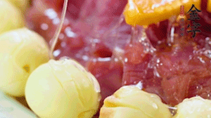 出鍋前10分鐘淋上蜂蜜，倒扣出來撒上桂花，擺上胡蘿卜裝飾即可。