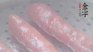 金字香腸上鍋，大火蒸5分鐘，切片備用。