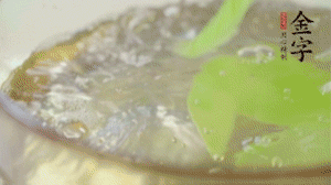 萵筍去皮切片，加鹽焯水。