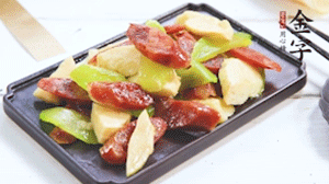 熱油下鍋，依次下金字香腸、萵筍、冬筍，均勻翻炒。