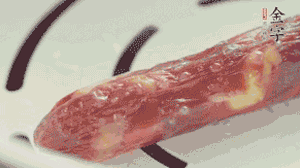 香腸蒸至半熟切片，筍切丁備用。