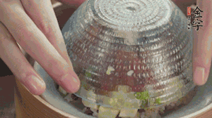 碗倒扣到盤中，擺上焯水后的熟蝦仁即可。