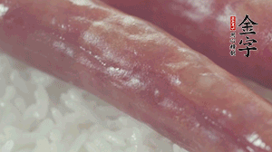 關(guān)上蓋子，煮到米飯露出時。