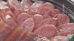 沿著米飯邊淋一圈玉米油，擺上小青菜，淋上醬油和湯調(diào)成的醬汁，撒上辣椒粒、香蔥末即可。