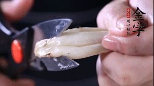 蟹味菇去掉根部洗凈。