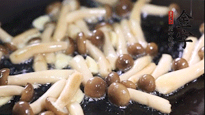 熱油下鍋煸香蒜末，依次加蟹味菇、香腸、西蘭花均勻翻炒，放適量水燜煮3分鐘。