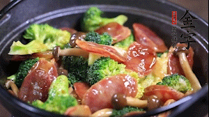 出鍋前加少許鹽、水淀粉即可。