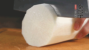 白蘿卜去皮切塊，豆芽洗凈。