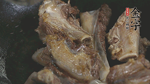 加入白蘿卜、料酒、水、火腿煮40分鐘。