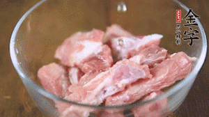 切成小段的排骨洗凈后，加姜片焯水3分鐘。