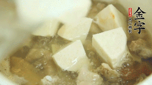 加入適量清水、黃酒燉開(kāi)后，小火煮1小時(shí)即可。