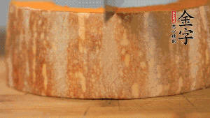 南瓜去皮洗凈后，切成規(guī)則的長方形。