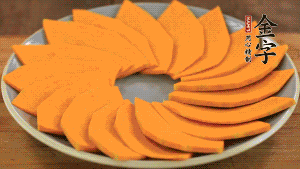 秋葵、南瓜交叉擺在盤中，然后香腸片置于上面，擺成花環(huán)狀。