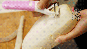 蘿卜去皮，切成絲。（如果用擦菜板，不能選擦成太碎的）