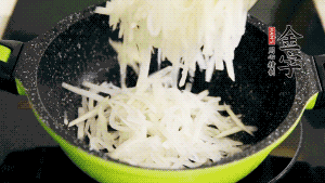 鍋加油至5成熱，放香腸粒、臘肉粒翻炒，等脂肪變透明后，加香菇、瑤柱、蝦米，放適量冰糖、胡椒粉、鹽炒至香味溢出。