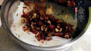 在蒸盤中鋪上油紙，鋪好食材后壓一壓，蒸箱中蒸30分鐘即可。（蒸好的蘿卜糕切成厚片，用少量油煎一下，撒點(diǎn)蔥花口味更好。）