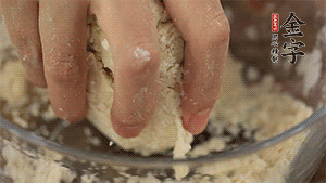 揉勻成光滑的面團(tuán)后，醒發(fā)半小時(shí)。