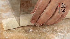 均勻切段后搓成長條狀，繞到香腸上，以紅豆點(diǎn)綴眼睛。