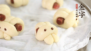 上鍋大火蒸20分鐘后，關(guān)火燜5分鐘就可以了。